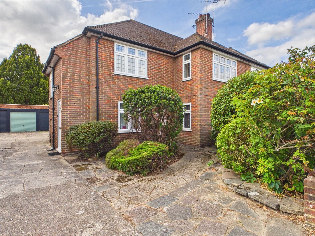 Apartment in Pinnerwood Park, Hillingdon, England 1 - 18768308