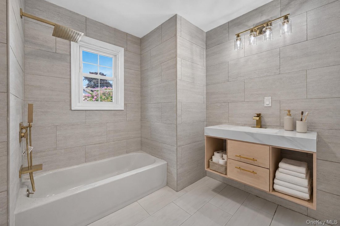 Casa a Garden City, New York, Stati Uniti 4 - 18770894