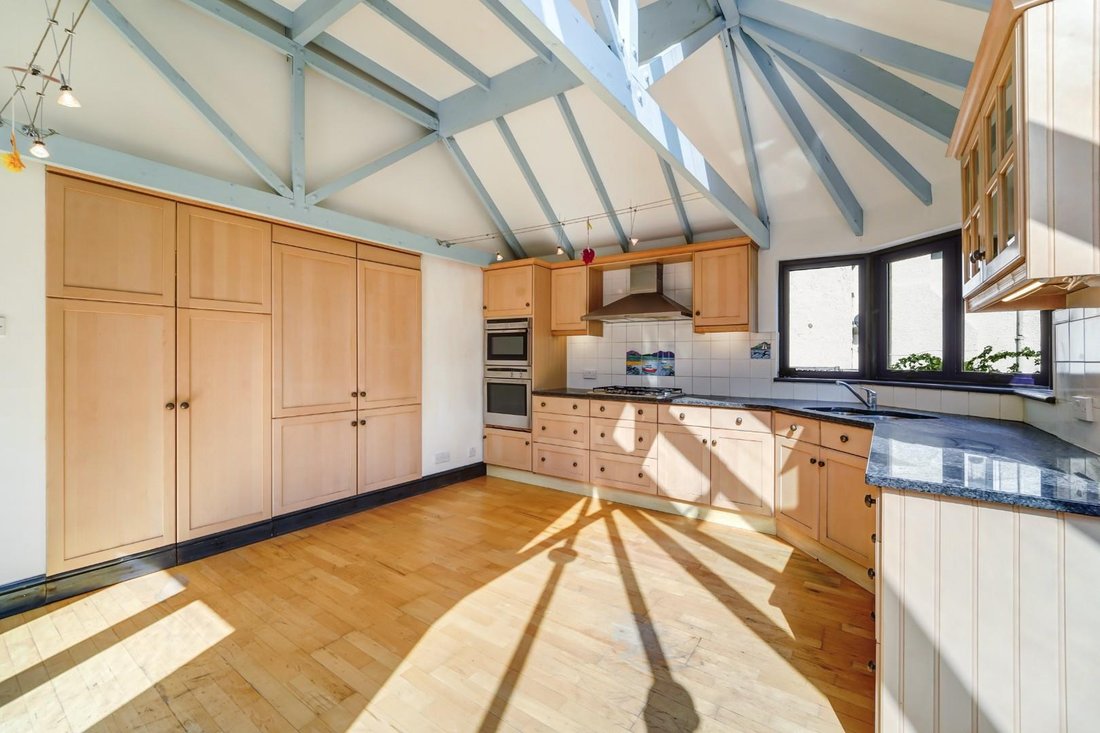 Haus in Epsom and Ewell, England 3 - 18774208