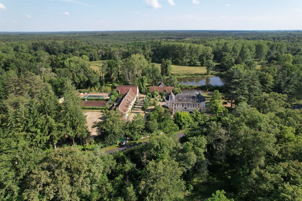 Estate in Lamotte-Beuvron, Centre-Val de Loire, France 2 - 13937610