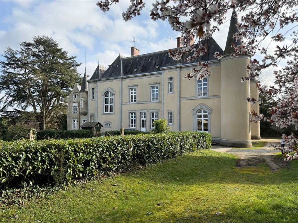 Castle in Pillerie-Bootz, Laval, Pays de la Loire 4 - 17775306