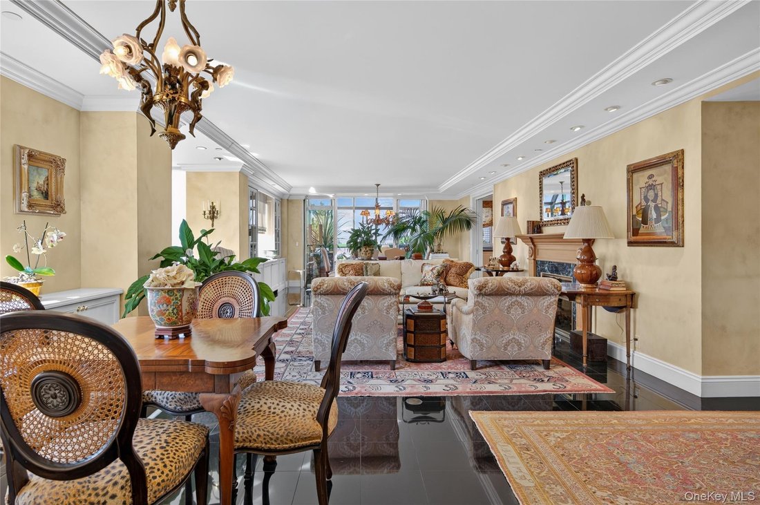 Condo in Garden City, New York, United States 5 - 18774637