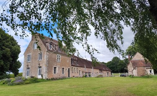 Estate in Arcisses, Centre-Val de Loire, France 1