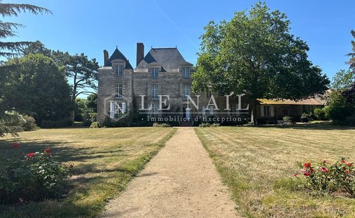 Estate in Le Loroux-Bottereau, Pays de la Loire, France 1