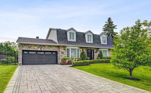 House in Beaconsfield, Quebec, Canada 1