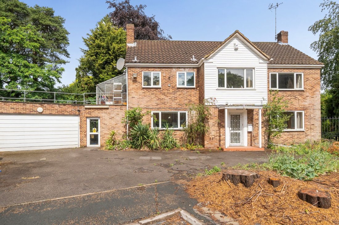 Haus in Brooklands, Elmbridge, England 1 - 18778988