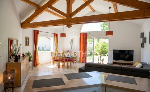 Villa in La Buisse, Auvergne-Rhône-Alpes, France 1