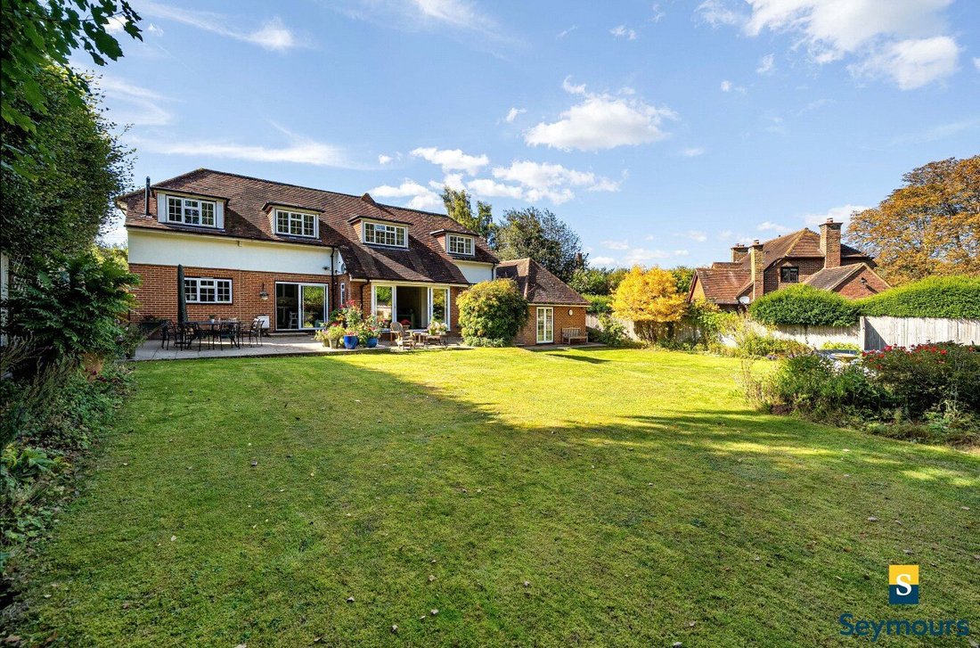 Haus in Newlands Corner, Guildford, England 2 - 18779106
