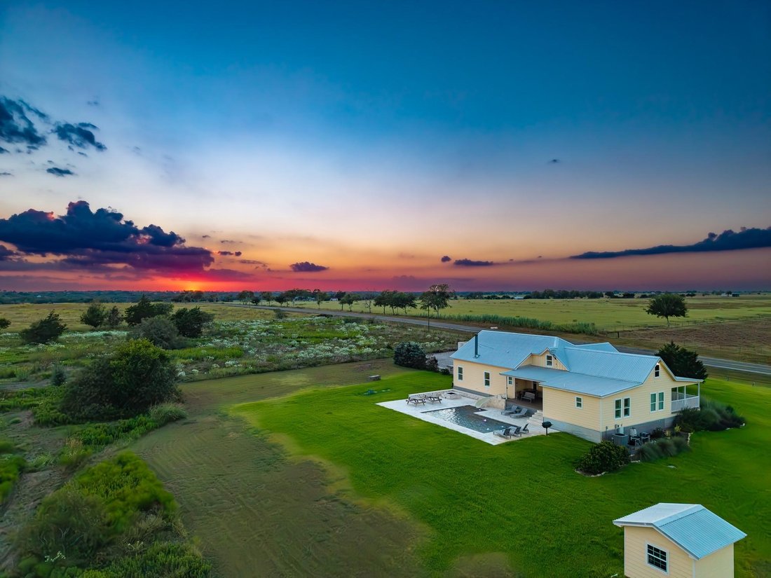 House in Schulenburg, Texas, United States 5 - 16588876