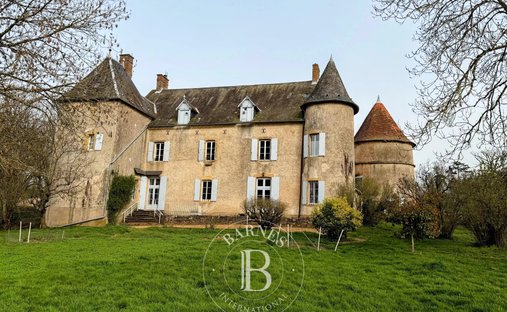 Castillo en Saxi-Bourdon, Borgoña-Franco Condado, Francia 1