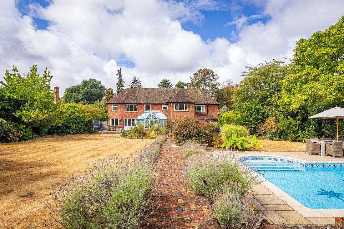 House in Wonersh, England 5 - 17435387