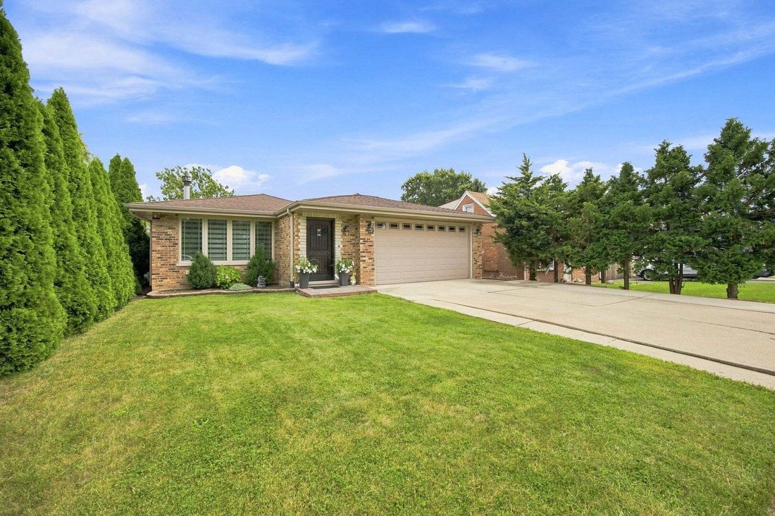 House in Hickory Hills, Illinois, United States 2 - 18779932