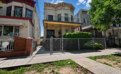 Land in New York, New York, United States 1