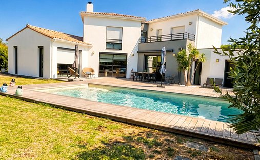 House in Baule, Centre-Val de Loire, France 1