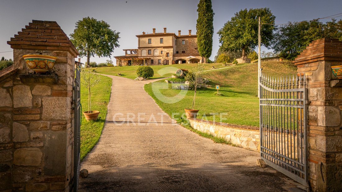 Estate in Todi, Umbria, Italy 1 - 18780116