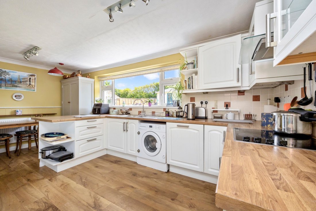Bungalow in Storrington, England 4 - 18777296