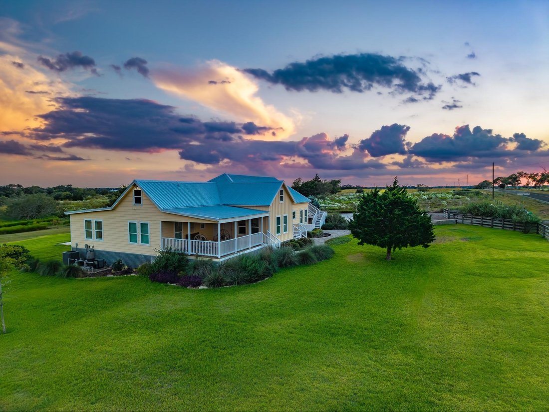 House in Schulenburg, Texas, United States 1 - 16509895