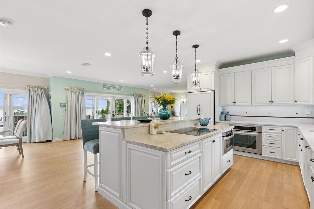 Hampton Bays, New York, United States 2 - 17654254