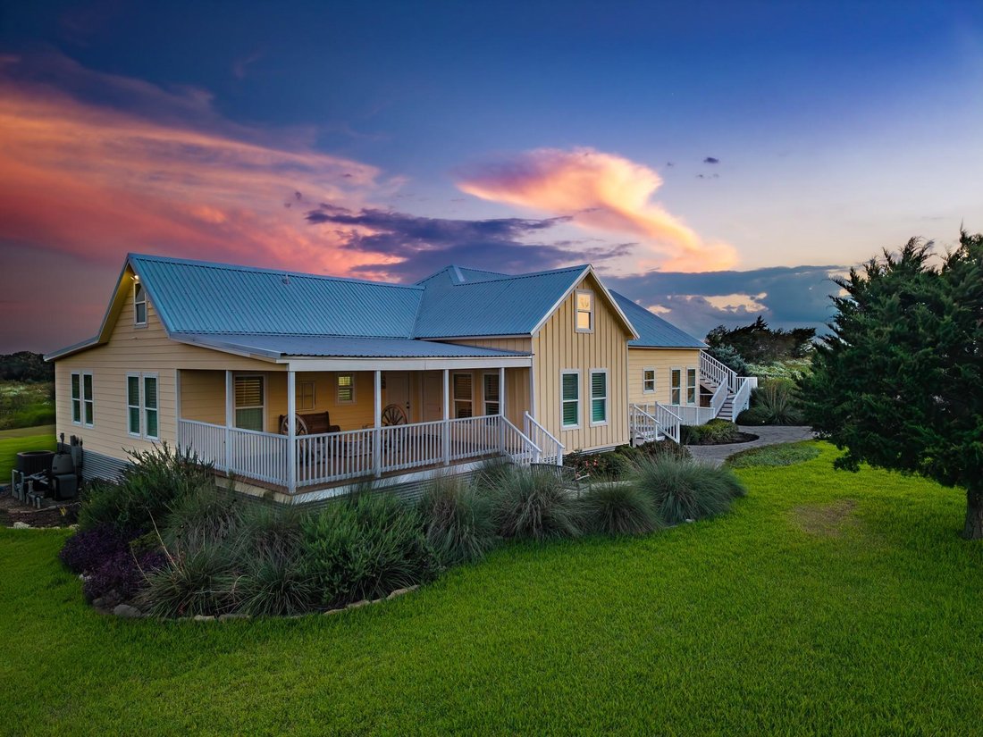 House in Schulenburg, Texas, United States 2 - 16509895