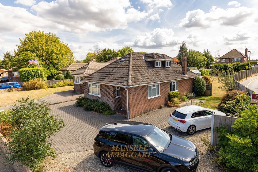 Bungalow in Crawley Down, England 1 - 18777445