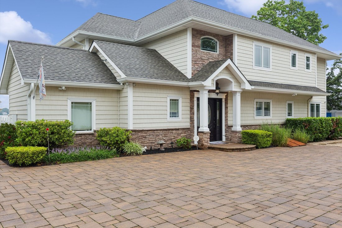 Hampton Bays, New York, United States 1 - 17654254