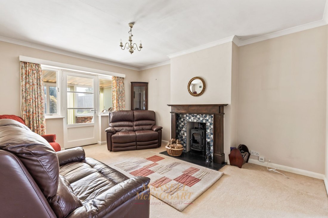 Bungalow in Crawley Down, England 4 - 18777445