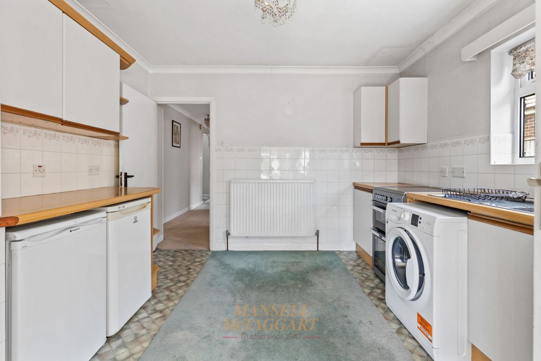 Bungalow in Crawley Down, England 3 - 18777445
