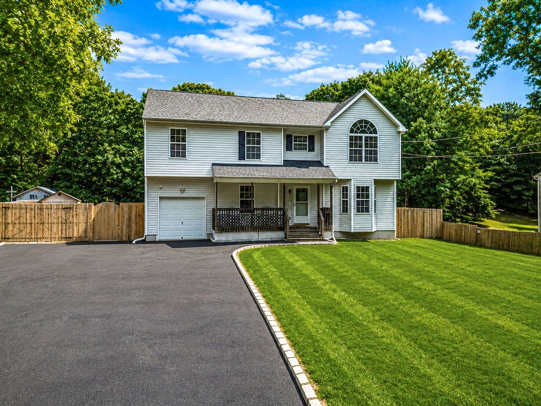 House in Medford, New York, United States 1 - 18783294