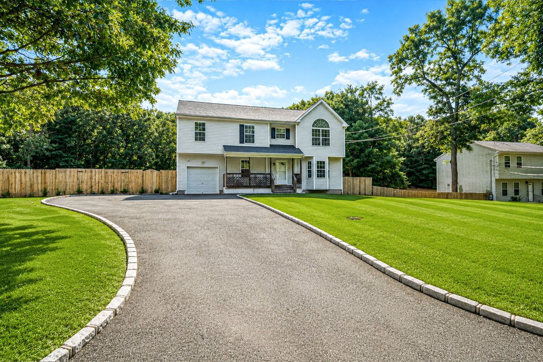 House in Medford, New York, United States 2 - 18783294