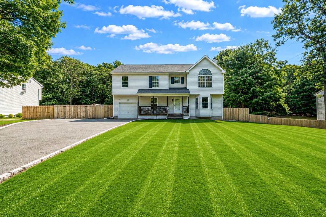 House in Medford, New York, United States 3 - 18783294