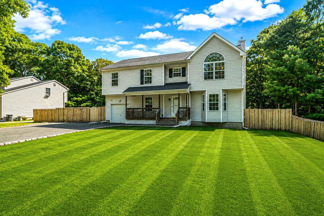 House in Medford, New York, United States 4 - 18783294