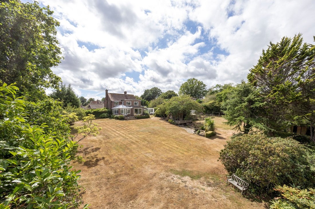 House in Whitemans Green, England 1 - 18787826