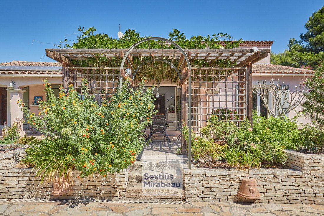 Estate in Saint-Cannat, Provence-Alpes-Côte d'Azur, France 3 - 18784919