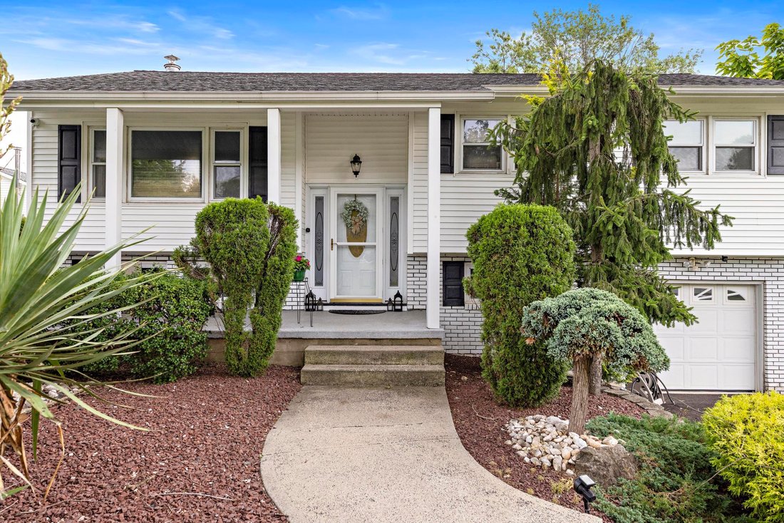 House in Manalapan Township, New Jersey, United States 4 - 18784559