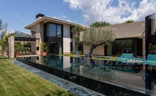 Villa in Vittoria Apuana, Forte dei Marmi, Tuscany 1
