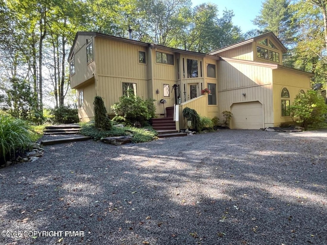 House in Pocono Pines, Pennsylvania, United States 2 - 17863490