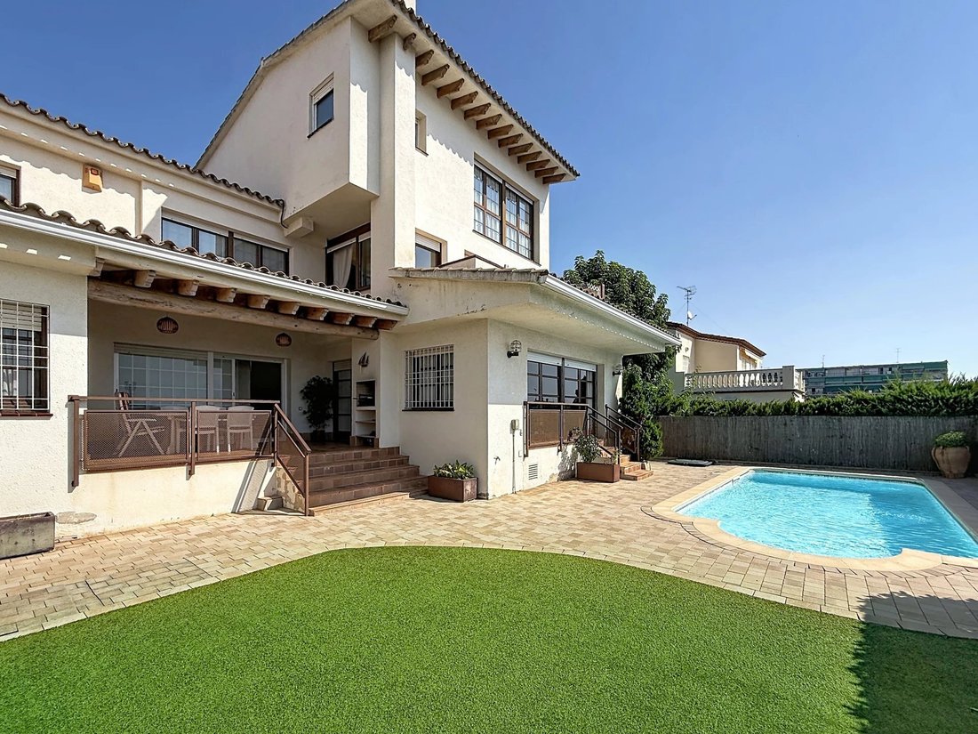 Townhouse en San Andrés de Llavaneras, Cataluña, España 1 - 18785086