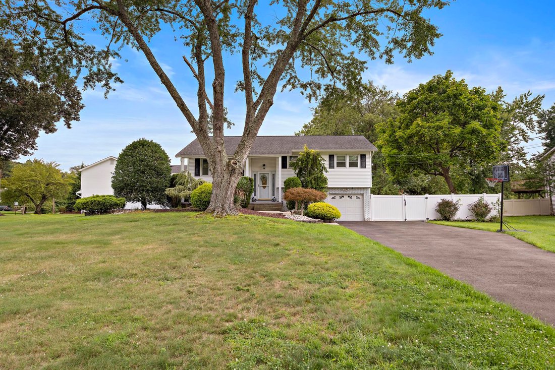 House in Manalapan Township, New Jersey, United States 3 - 18784559