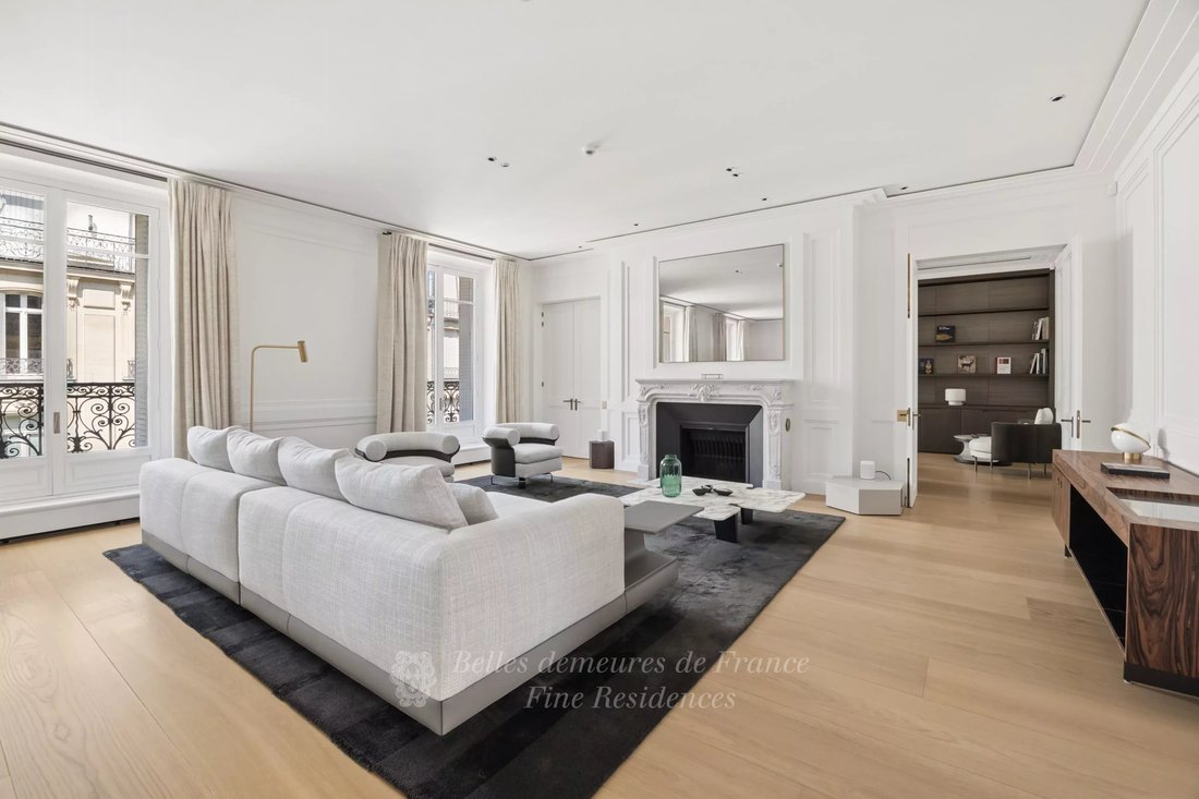 Apartment in Triangle d'Or, Paris 8e Arrondissement, Paris 2 - 18199409