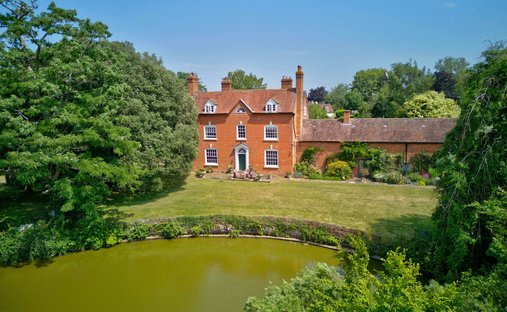 Country House in Elmbridge, England 1