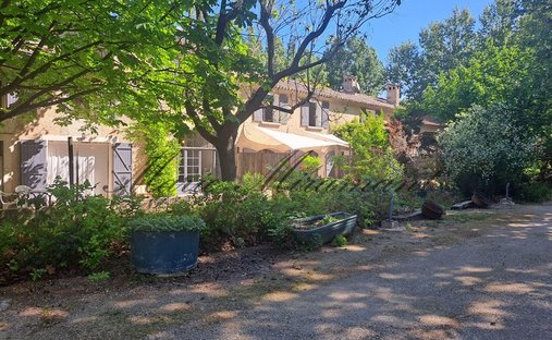 Domaine à Nevons-route d'Apt, L'Isle-sur-la-Sorgue, France 1