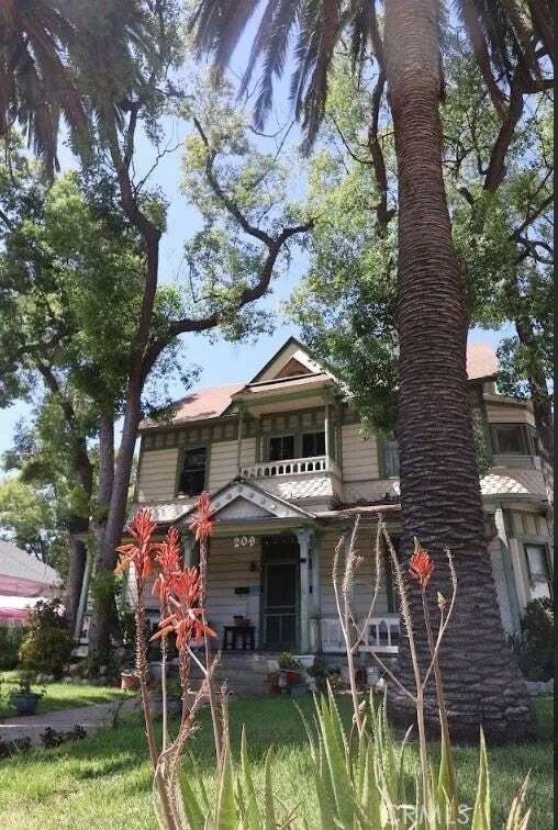 Altadena, California, United States 1 - 18798048