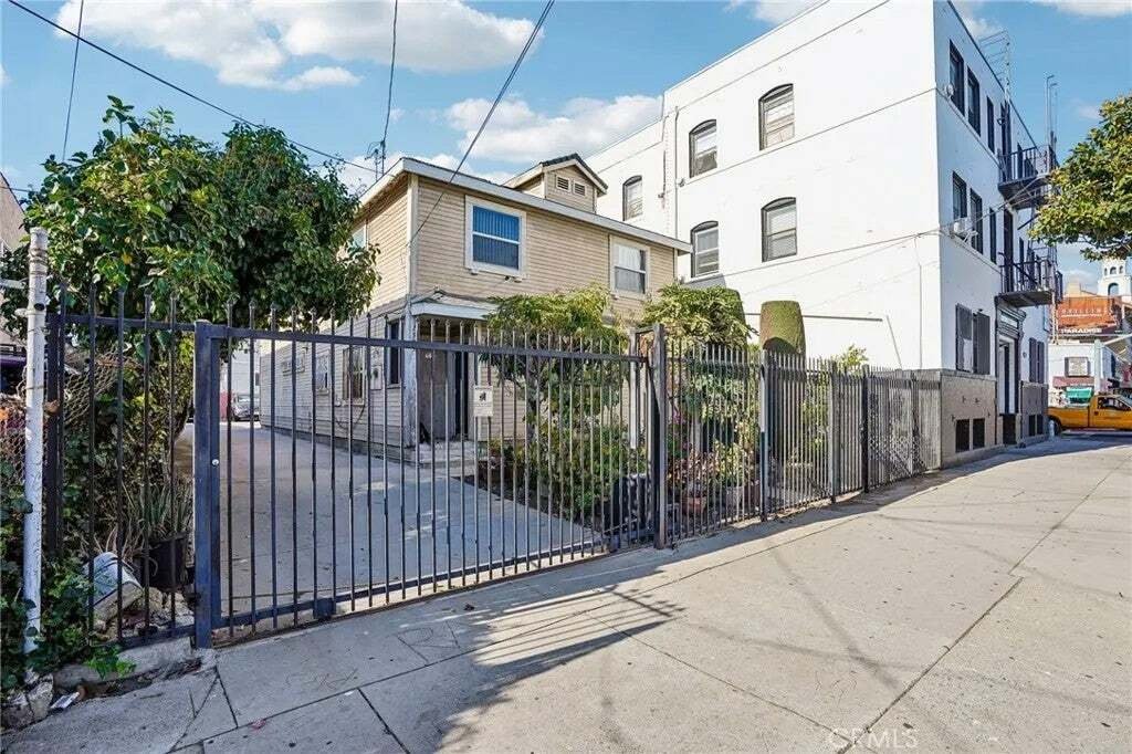Los Angeles, California, United States 2 - 18379567