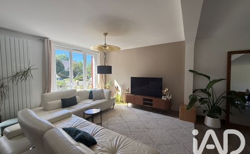House in Le Mesnil-Saint-Denis, Ile-de-France, France 1