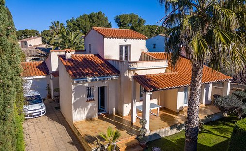 Villa in Le Village-L'Esperon, Sausset-les-Pins, France 1
