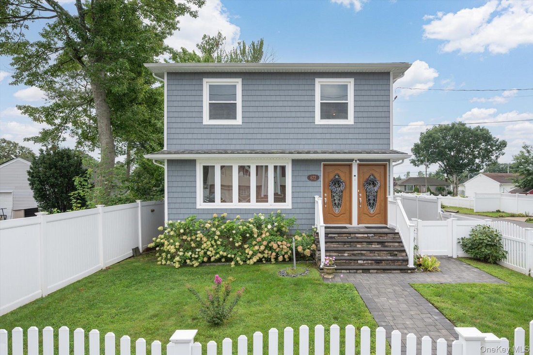 House in West Babylon, New York, United States 1 - 18792925