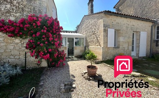 Villa in La Lande-de-Fronsac, Nouvelle-Aquitaine, France 1
