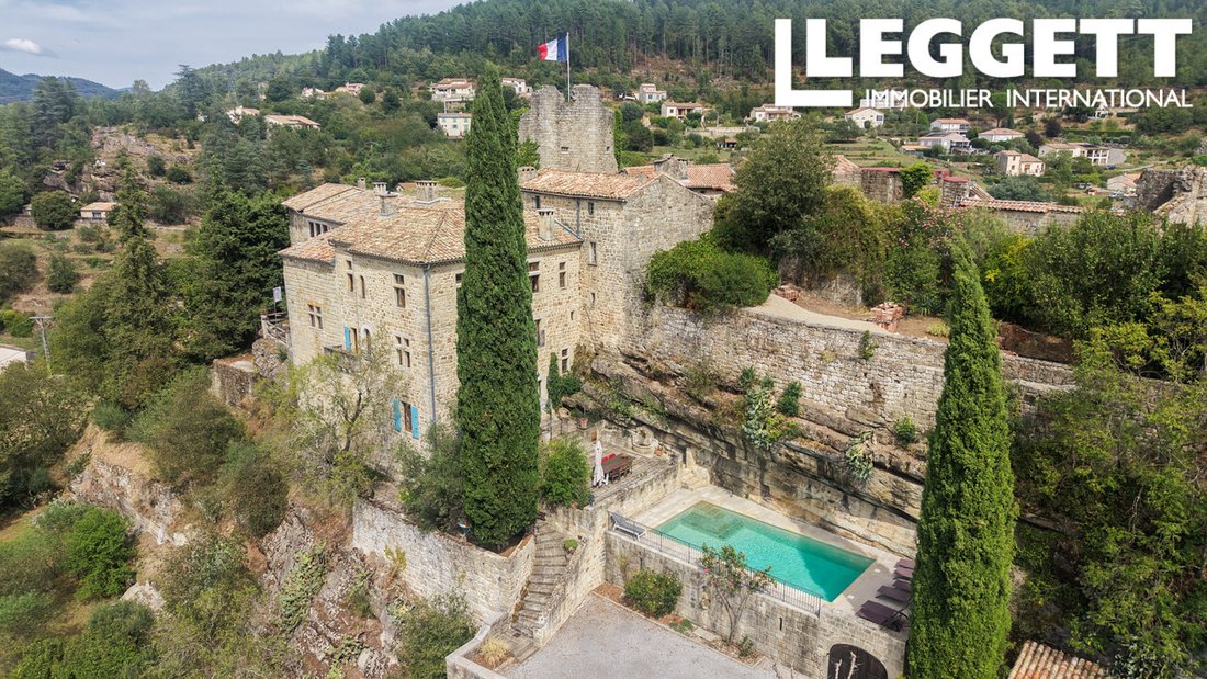 Castillo en Ucel, Auvernia-Ródano-Alpes, Francia 1 - 18796615