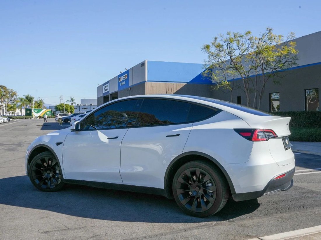 Suv in Costa Mesa, CA, United States 3 - 18801505