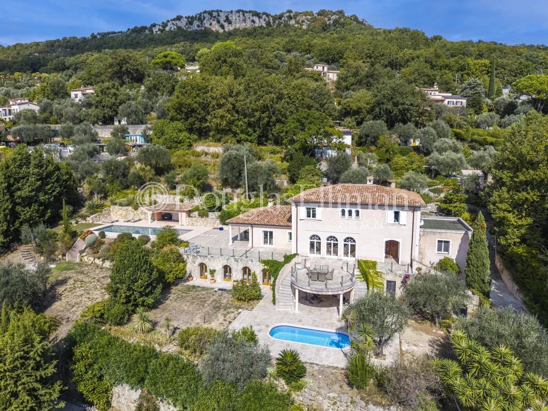 Villa in Châteauneuf-Grasse, Provence-Alpes-Côte d'Azur, France 1 - 16358271